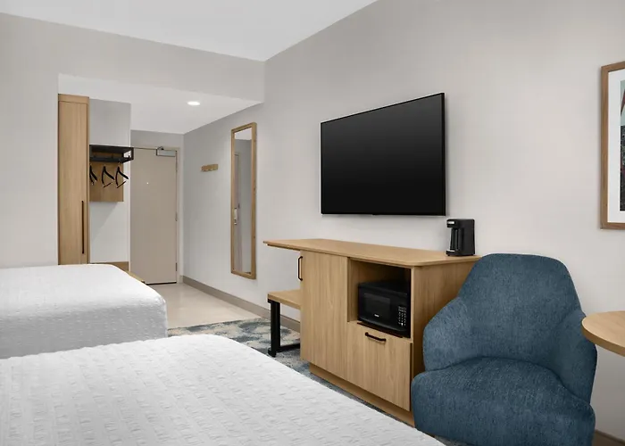 Hotel Hampton By Hilton East 3*